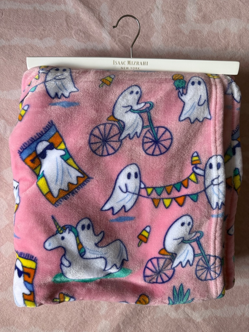👻 Isaac Mizrahi Summerween Pink Ghost Plush Throw Blanket